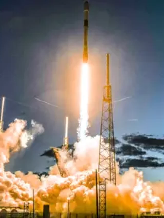 SpaceX launches Intelsat IS-40e high-throughput satellite.